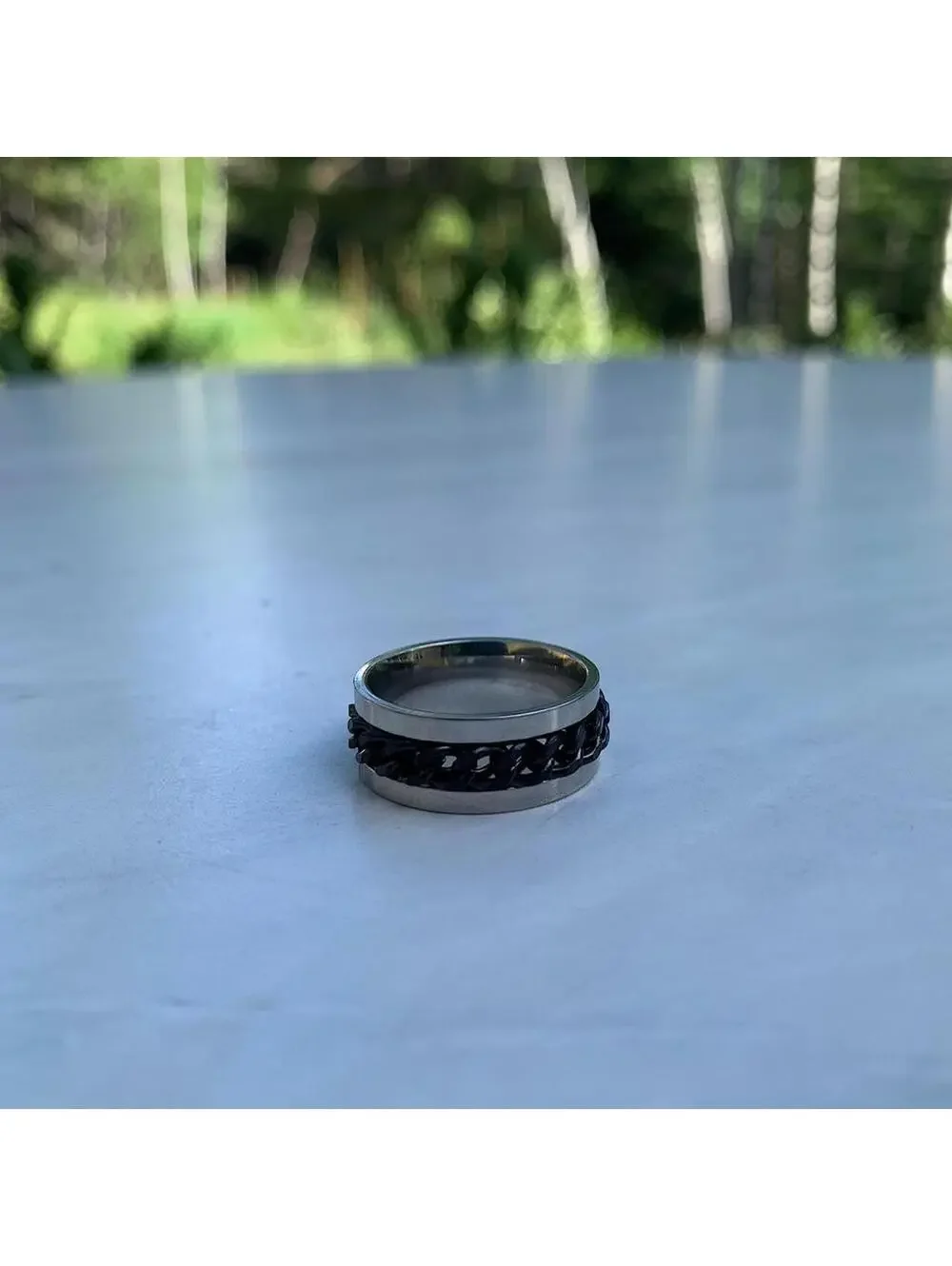 Grunge 2000s style Black and silver stainless steel spinner ring. Size 7. Ships